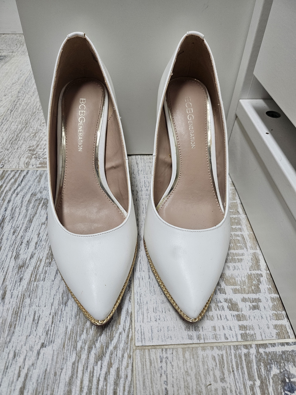 BCBGeneration Women’s White Pointed Toe Pumps with Gold Trim Size 7